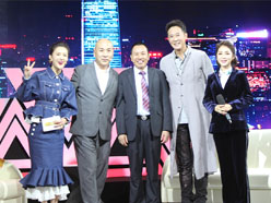 新望董事長(zhǎng)羅永輝與著名歌星劉尊老師、汪正正老師、郭津彤老師、主持人雅琪在北京電視臺(tái)錄制節(jié)目現(xiàn)場(chǎng)親切合影